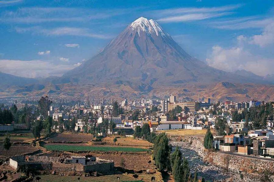 Ciudad de Arequipa y volcán Misti