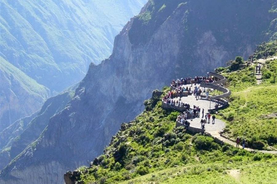 Mirador de la Cruz del Cóndor en el valle del Colca