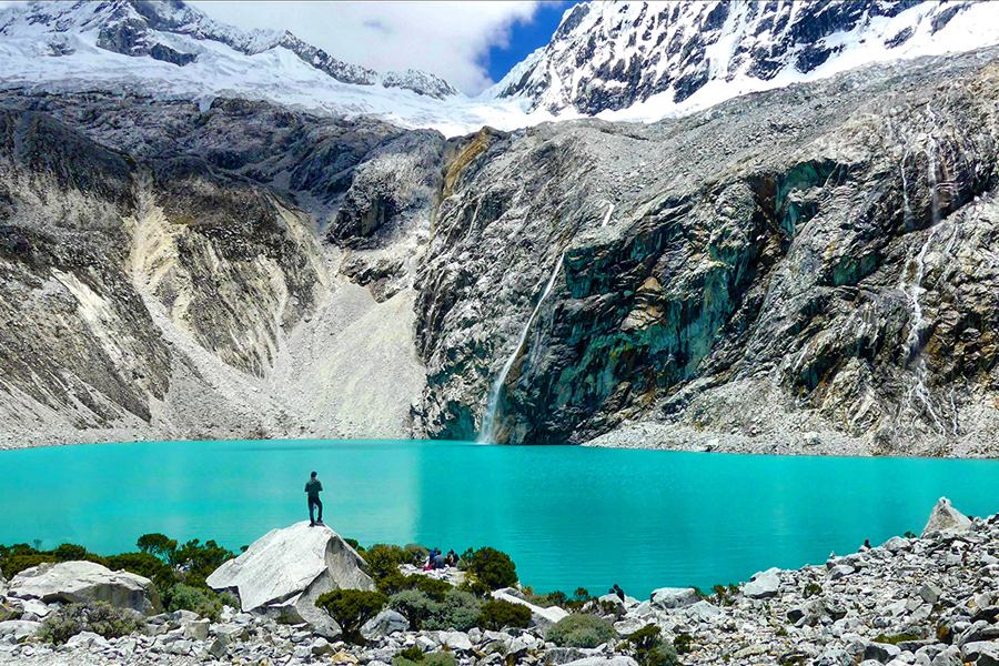 Laguna 69 y montañas de la Cordillera Blanca