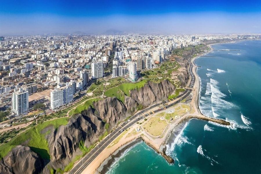 Costa de Lima y acantilados junto al océano Pacífico