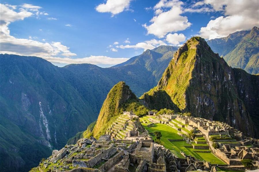 Ciudadela inca de Machu Picchu rodeada de montañas