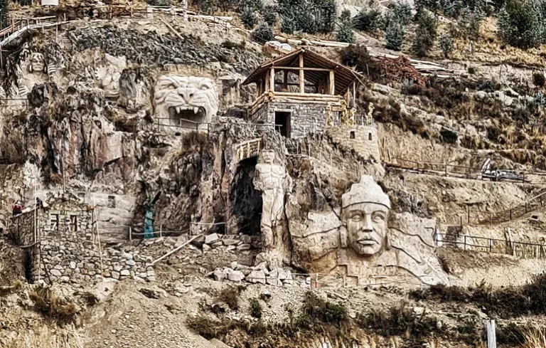 Esculturas de la Morada de los Dioses en Cusco