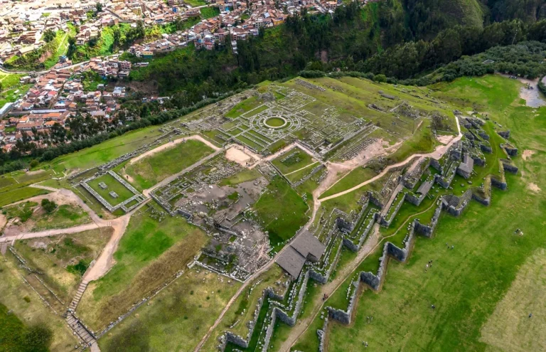 Vista de las ruinas de Sacsayhuamán en Cusco