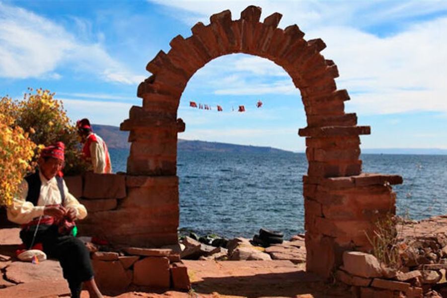 Arco de piedra en la isla Taquile frente al lago Titicaca