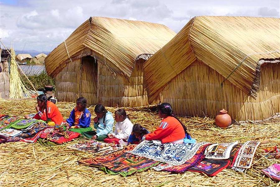 Islas flotantes de los Uros en el lago Titicaca